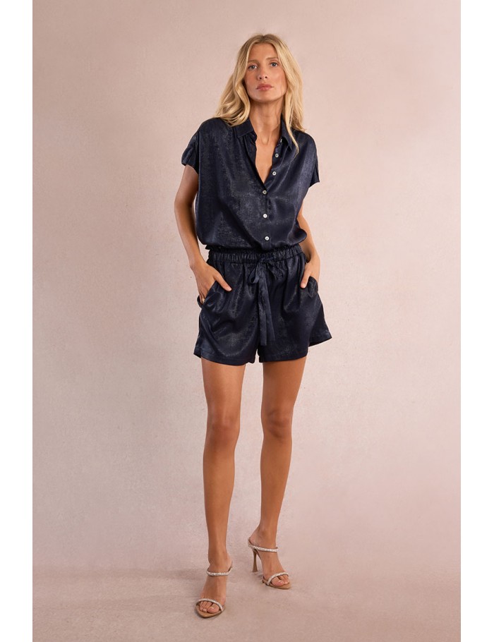 "Short taille haute, effet satiné"