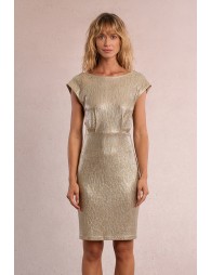 Vestido de manga corta, en tejido metalizado.