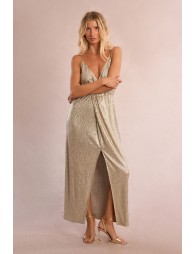 Vestido largo, de tirantes, en tejido metalizado.