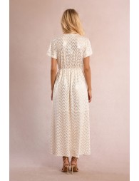 Vestido largo, de manga corta, con estampado.