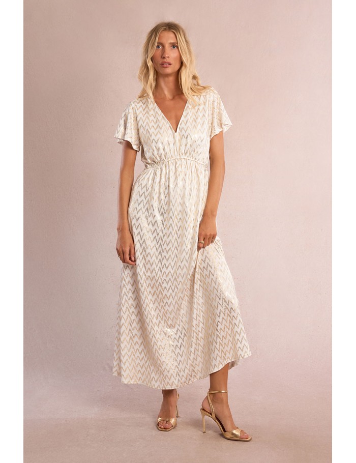 Vestido largo, de manga corta, con estampado.