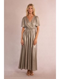Vestido largo, en tejido brillante, con lazada.