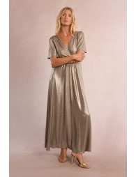 Vestido largo, en tejido brillante, con lazada.