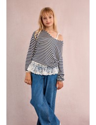 Pantalón de niña largo, vaquero, perneras anchas.