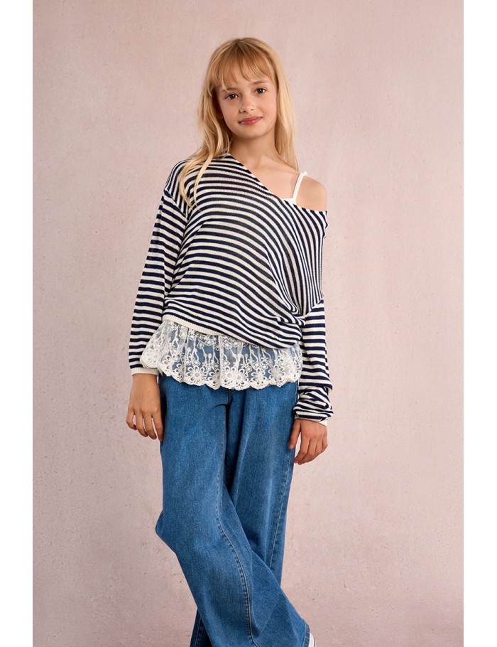 Pantalón de niña largo, vaquero, perneras anchas.