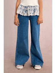 Pantalón de niña largo, vaquero, perneras anchas.