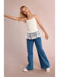 Pantalón de niña largo, vaquero, perneras anchas.