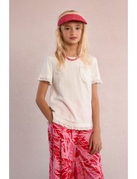 Camiseta de niña de manga corta, detalle corazón y volantes.