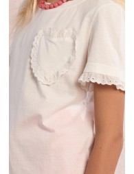 Camiseta de niña de manga corta, detalle corazón y volantes.
