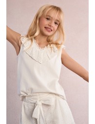 Camiseta de niña de manga sisa, volante en el escote.