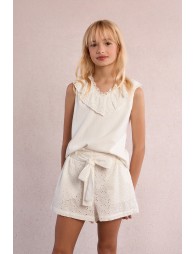 Camiseta de niña de manga sisa, volante en el escote.