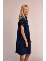 Vestido de niña corto, camisero, con pliegues.