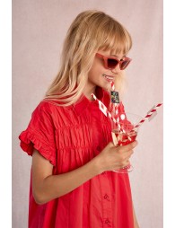 Vestido de niña corto, camisero, con pliegues.