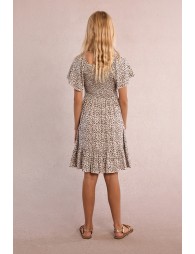 Vestido de niña de manga corta, con estampado y volante.