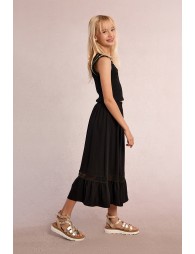 Falda de niña larga, con volantes y detalle bordado.