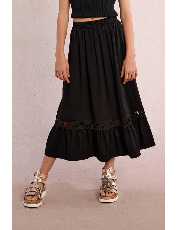 Falda de niña larga, con volantes y detalle bordado.