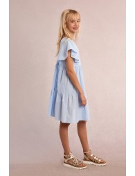 Vestido de niña de manga mariposa, con estampado y volantes.