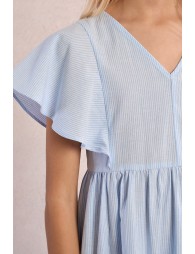 Vestido de niña de manga mariposa, con estampado y volantes.