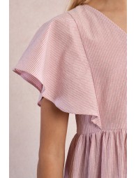 Vestido de niña de manga mariposa, con estampado y volantes.