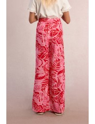 Pantalón de niña largo, con pliegues y estampado.