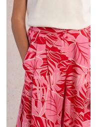 Pantalón de niña largo, con pliegues y estampado.