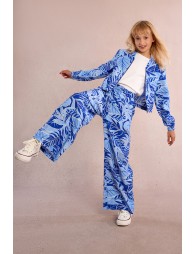 Pantalón de niña largo, con pliegues y estampado.