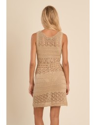 Vestido corto, sin manga, en punto calado.