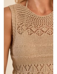 Vestido corto, sin manga, en punto calado.