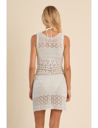 Vestido corto, sin manga, en punto calado.