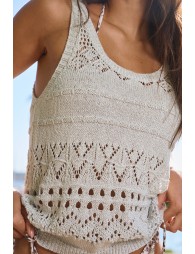 Vestido corto, sin manga, en punto calado.