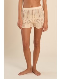 Short de mujer corto, de crochet.