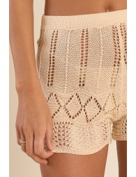 Short de mujer corto, de crochet.