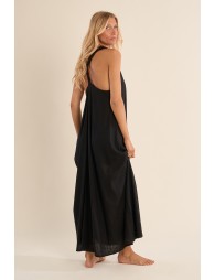 Vestido largo, de manga sisa, espalda descubierta.