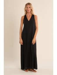 Vestido largo, de manga sisa, espalda descubierta.