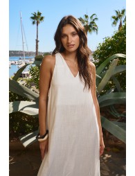 Vestido largo, de manga sisa, espalda descubierta.