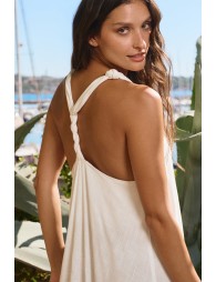 Vestido largo, de manga sisa, espalda descubierta.