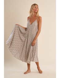 Vestido largo, de tirantes finos, con estampado.