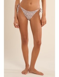 Braguita de bikini con lazada y estampado.
