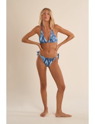 Top de bikini tipo halter, con estampado.