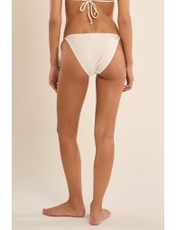 "Bas de maillot de bain, détail fleur"