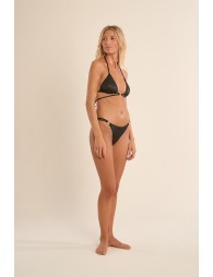 Top de bikini halter, triangular, detalle corazón.