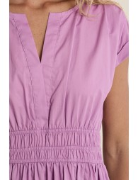 Vestido de manga corta, plisado.