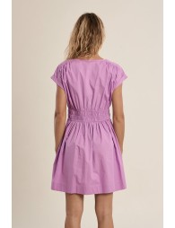 Vestido de manga corta, plisado.