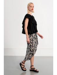 Camiseta de mujer de manga asimétrica, con volantes.