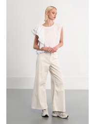 Camiseta de mujer de manga asimétrica, con volantes.