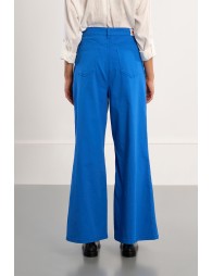 Pantalón de mujer largo, acampanado.