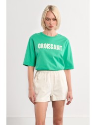 Camiseta de mujer de manga corta, con estampado.