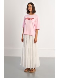 Camiseta de mujer de manga corta, con estampado.