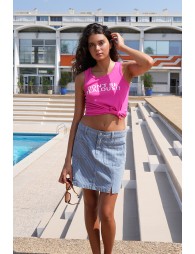 Falda corta, con estampado.