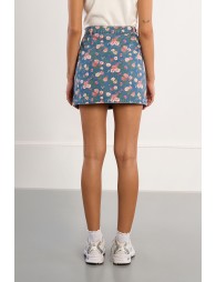 Falda corta, vaquera, estampado flores.
